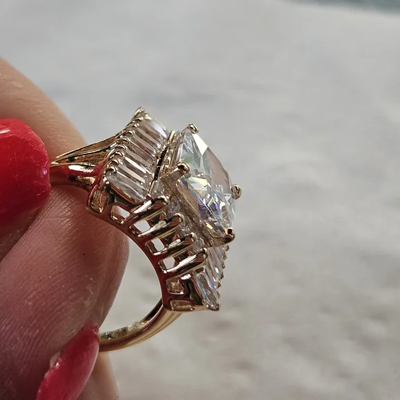 Elegant Gold and Silver Women's Ring - Picture 6 of 15